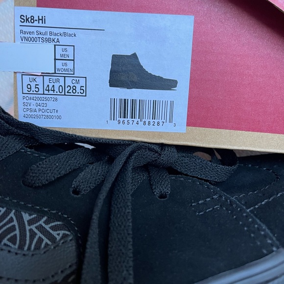 Vans Men’s Sk8-Hi
Raven Skull Black/Black
VN000TS9BKA
Sneakers - Picture 6 of 16